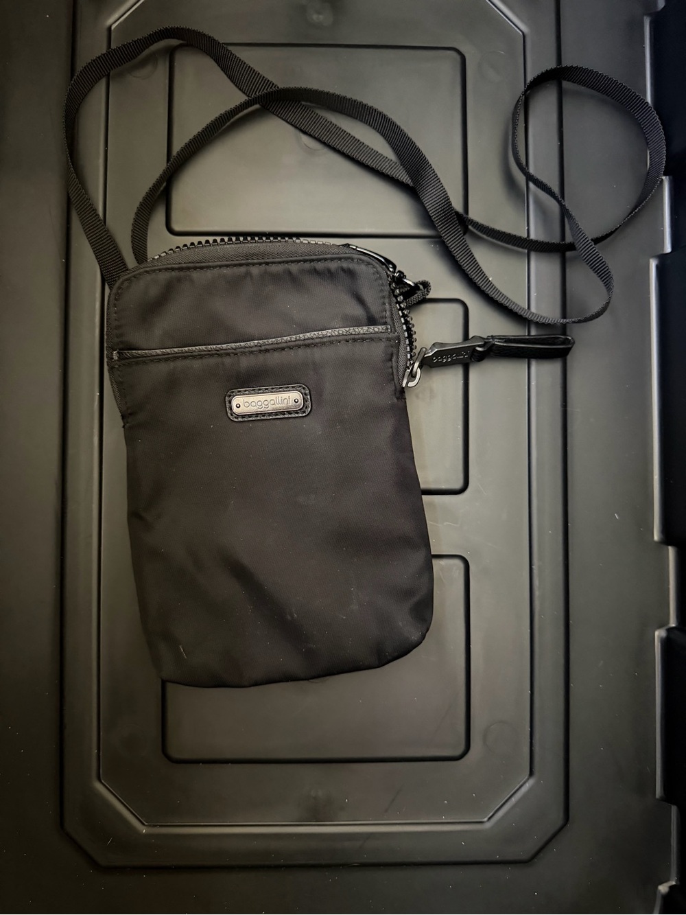 Baggallini Black Compact Crossbody Phone Pouch